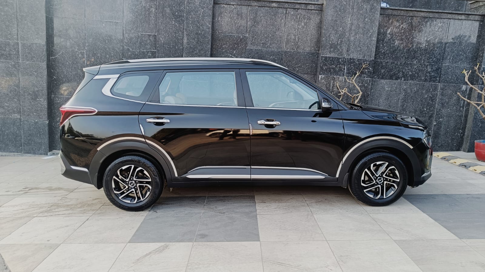 KIA CARENS - LUXURY PLUS 6AT - SUNROOF - AUTOMATIC - 2022