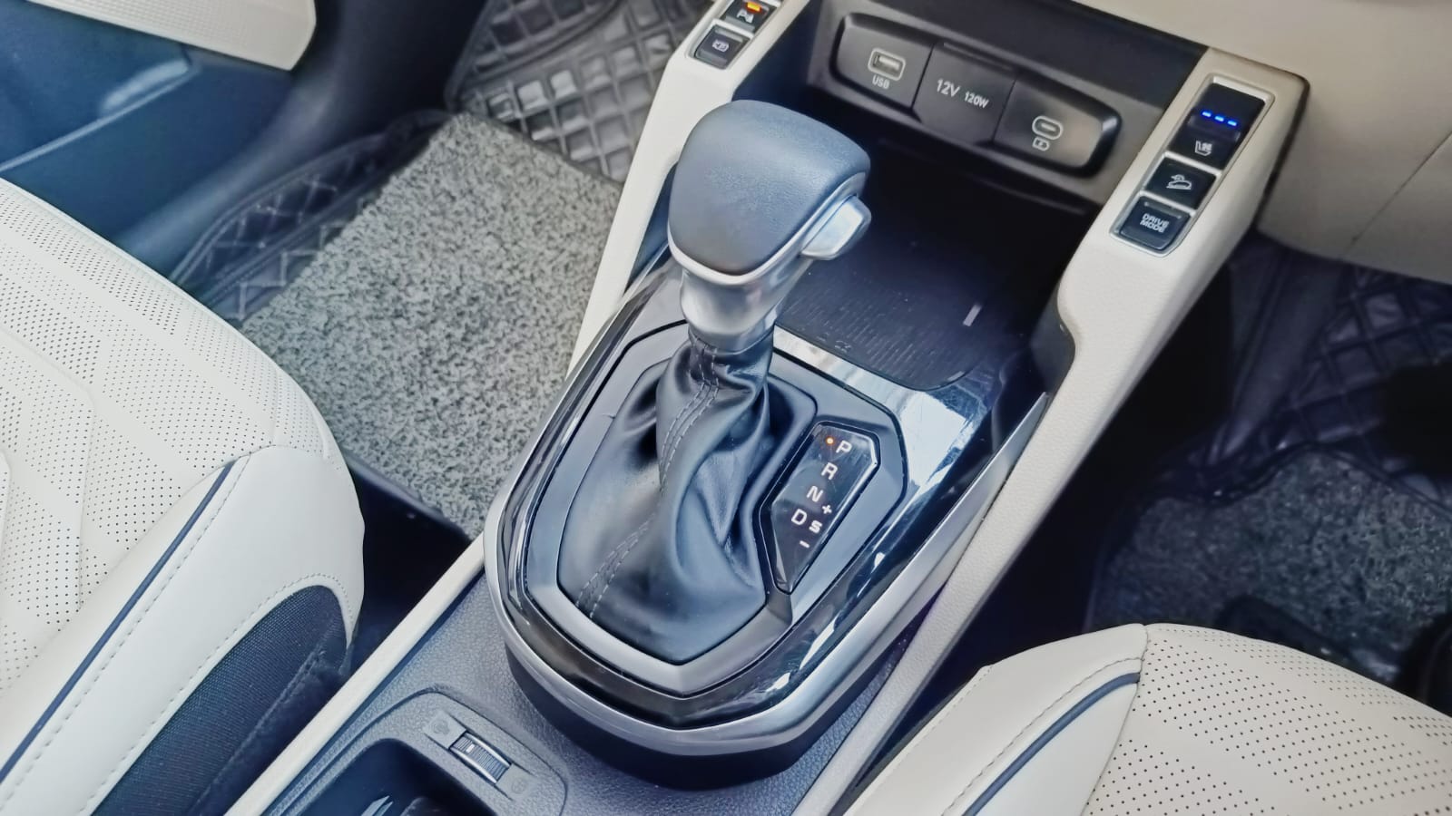 KIA CARENS - LUXURY PLUS 6AT - SUNROOF - AUTOMATIC - 2022