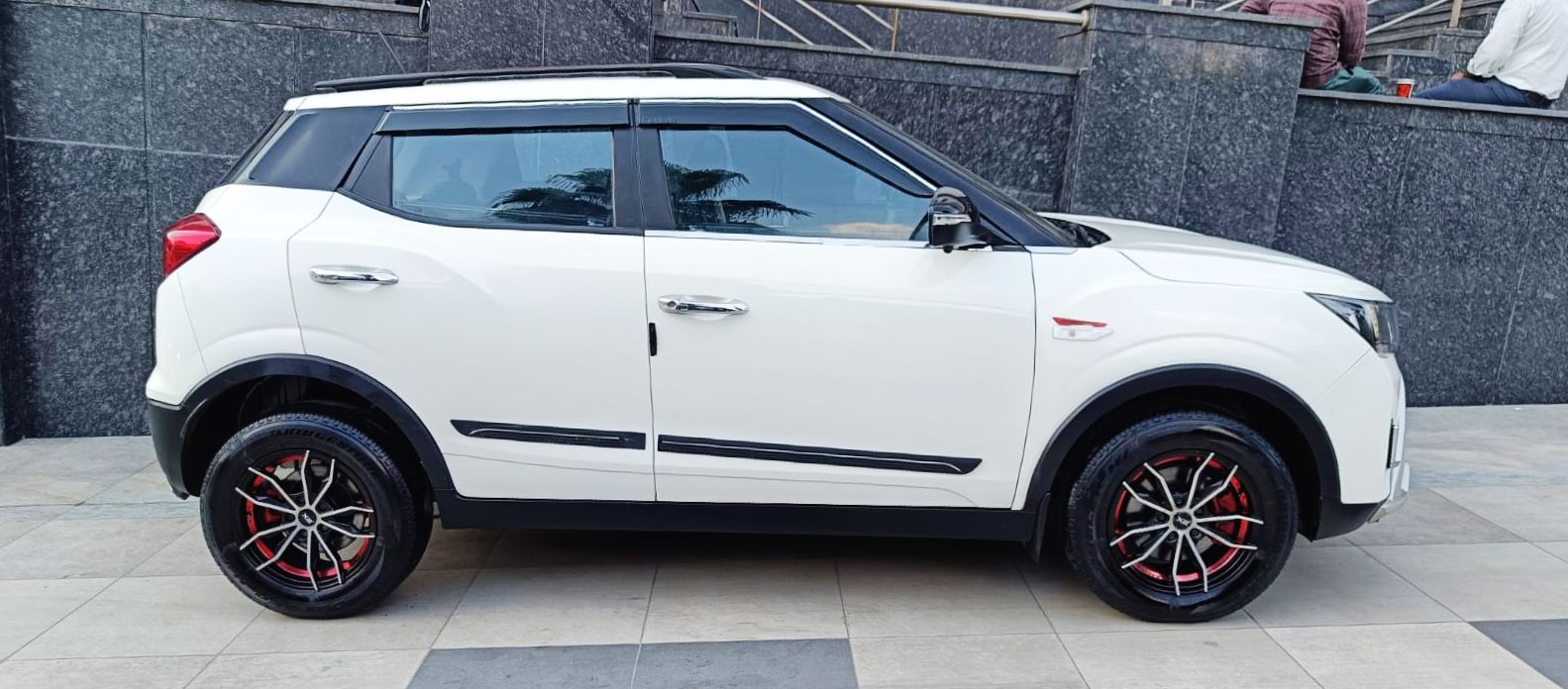 MAHINDRA XUV 300- W6 PM AS - SUNROOF AUTOMATIC - 2023