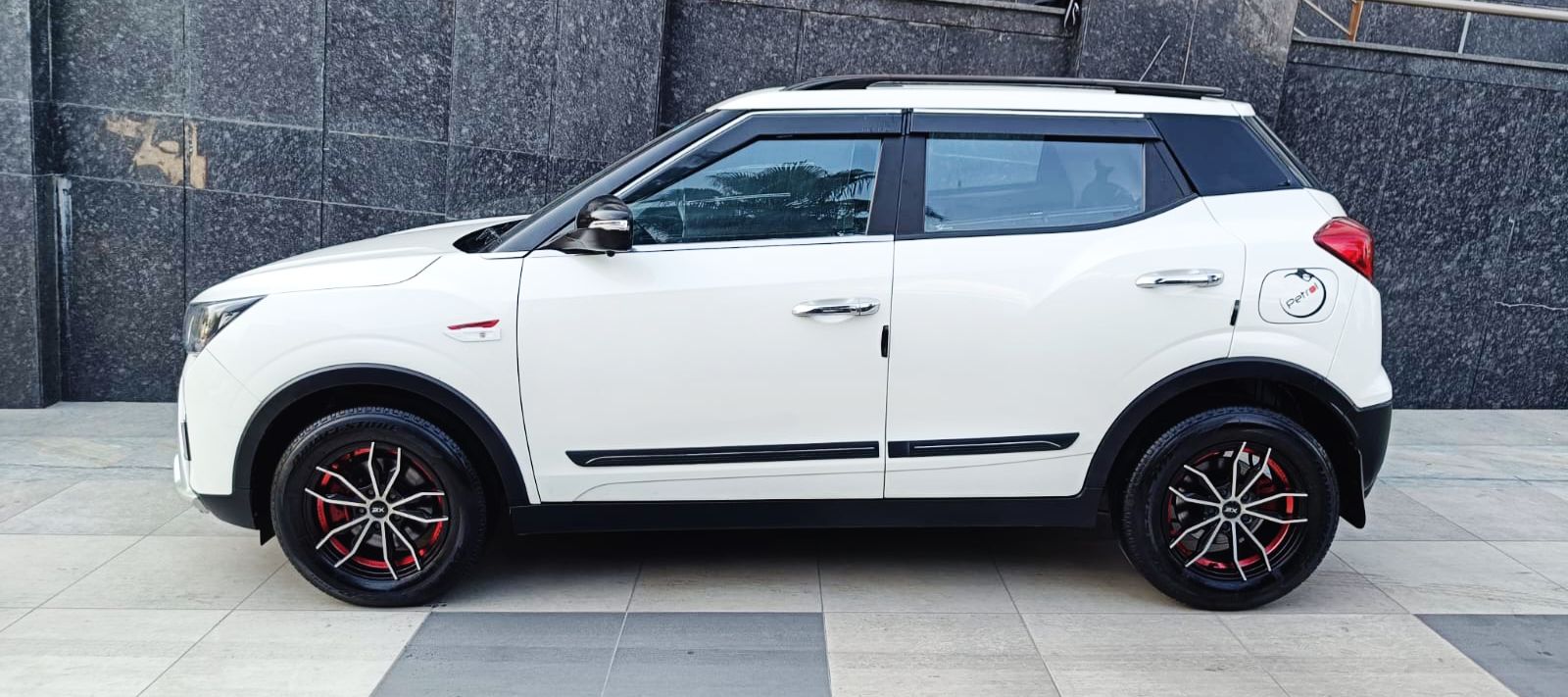 MAHINDRA XUV 300- W6 PM AS - SUNROOF AUTOMATIC - 2023