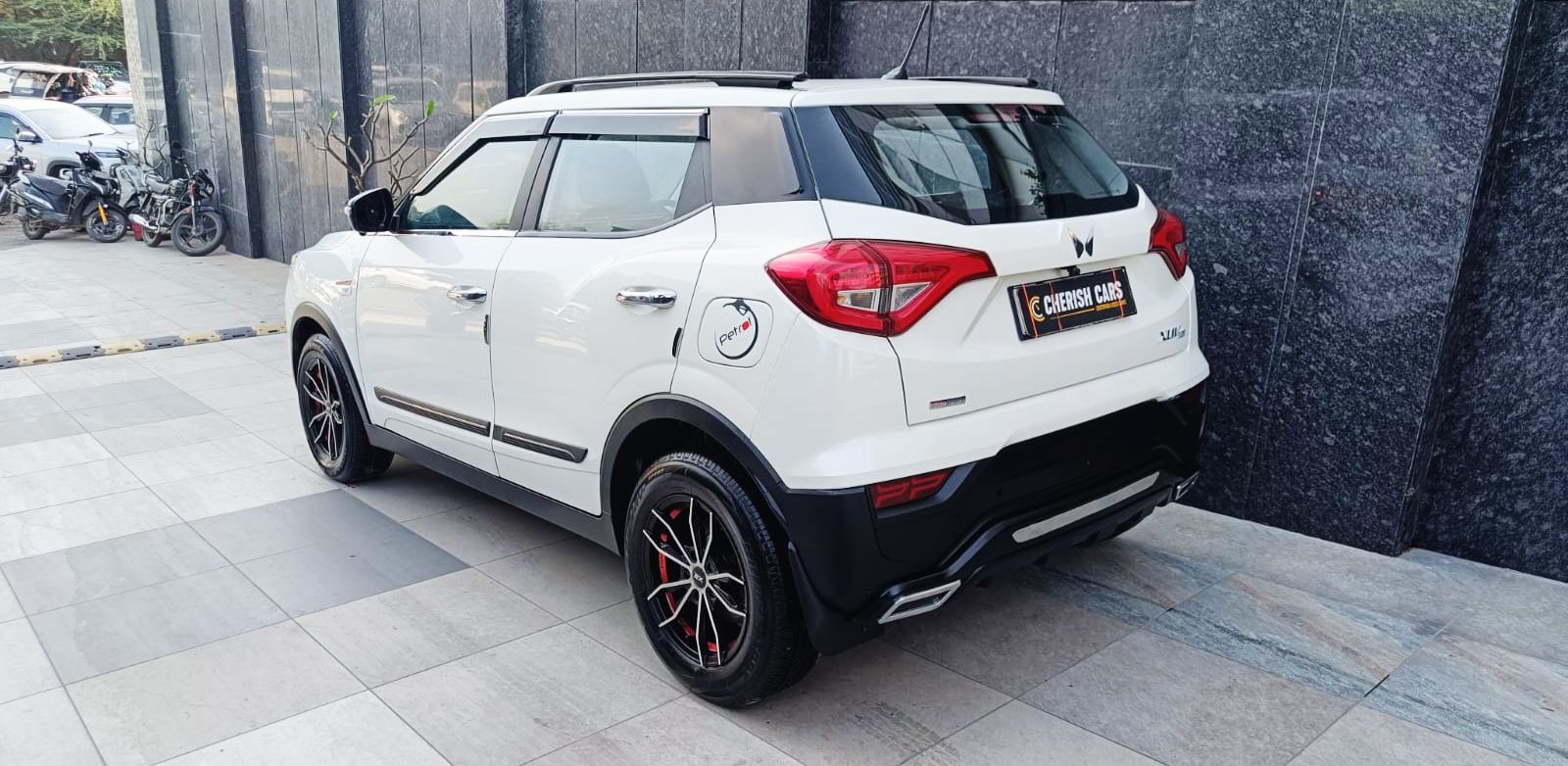 MAHINDRA XUV 300- W6 PM AS - SUNROOF AUTOMATIC - 2023