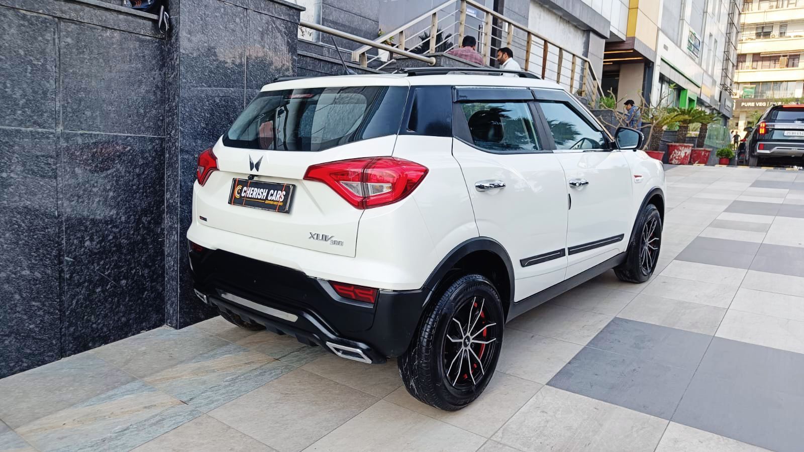 MAHINDRA XUV 300- W6 PM AS - SUNROOF AUTOMATIC - 2023