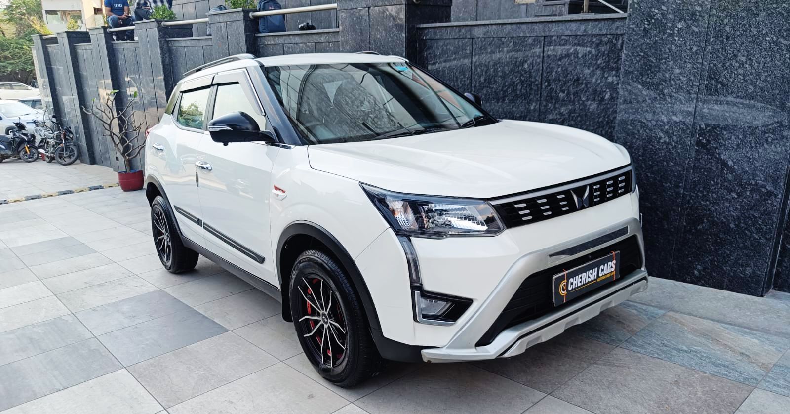 MAHINDRA XUV 300- W6 PM AS - SUNROOF AUTOMATIC - 2023