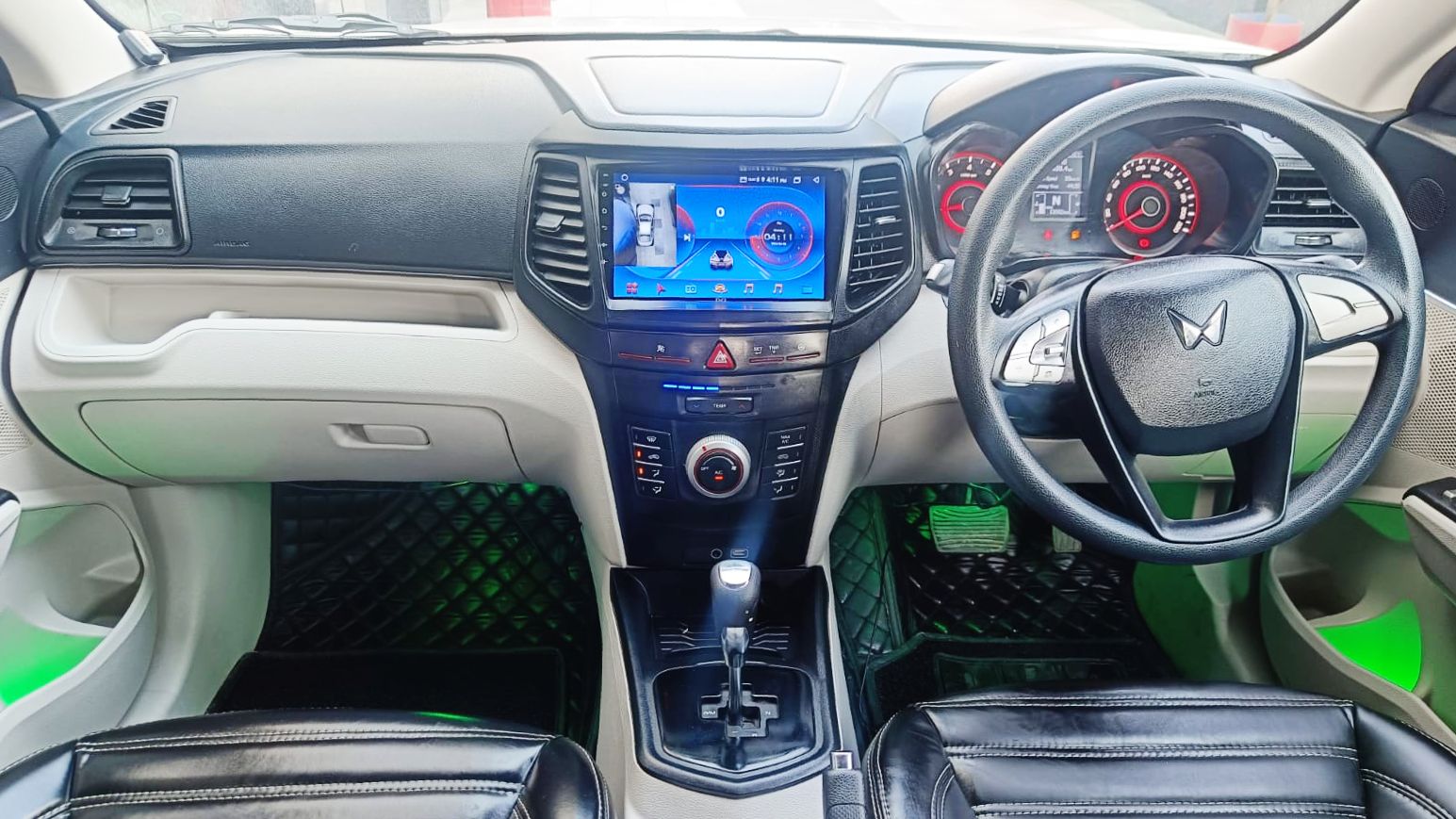 MAHINDRA XUV 300- W6 PM AS - SUNROOF AUTOMATIC - 2023