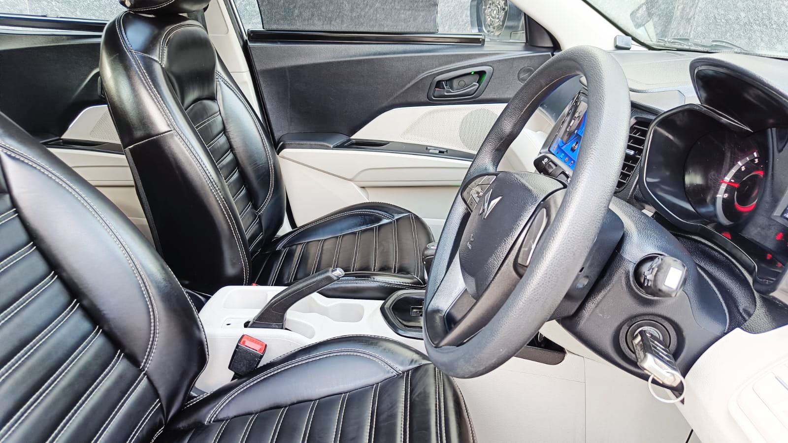 MAHINDRA XUV 300- W6 PM AS - SUNROOF AUTOMATIC - 2023