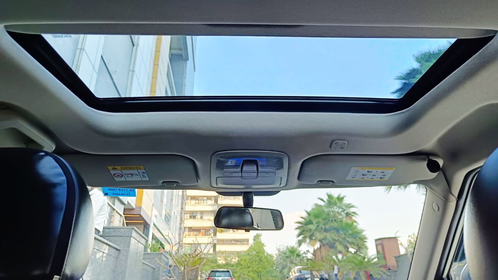 MAHINDRA XUV 300- W6 PM AS - SUNROOF AUTOMATIC - 2023