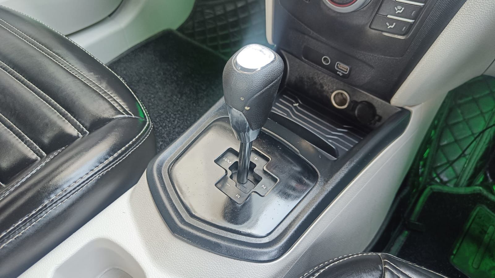 MAHINDRA XUV 300- W6 PM AS - SUNROOF AUTOMATIC - 2023