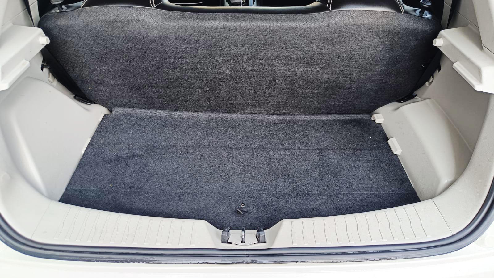 MAHINDRA XUV 300- W6 PM AS - SUNROOF AUTOMATIC - 2023