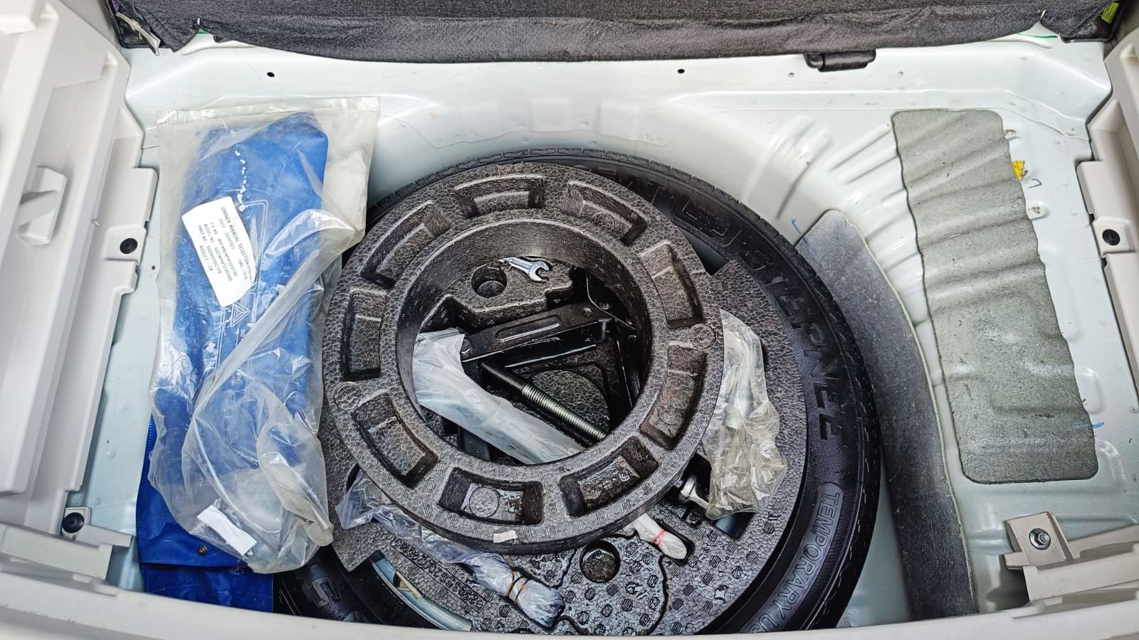 MAHINDRA XUV 300- W6 PM AS - SUNROOF AUTOMATIC - 2023