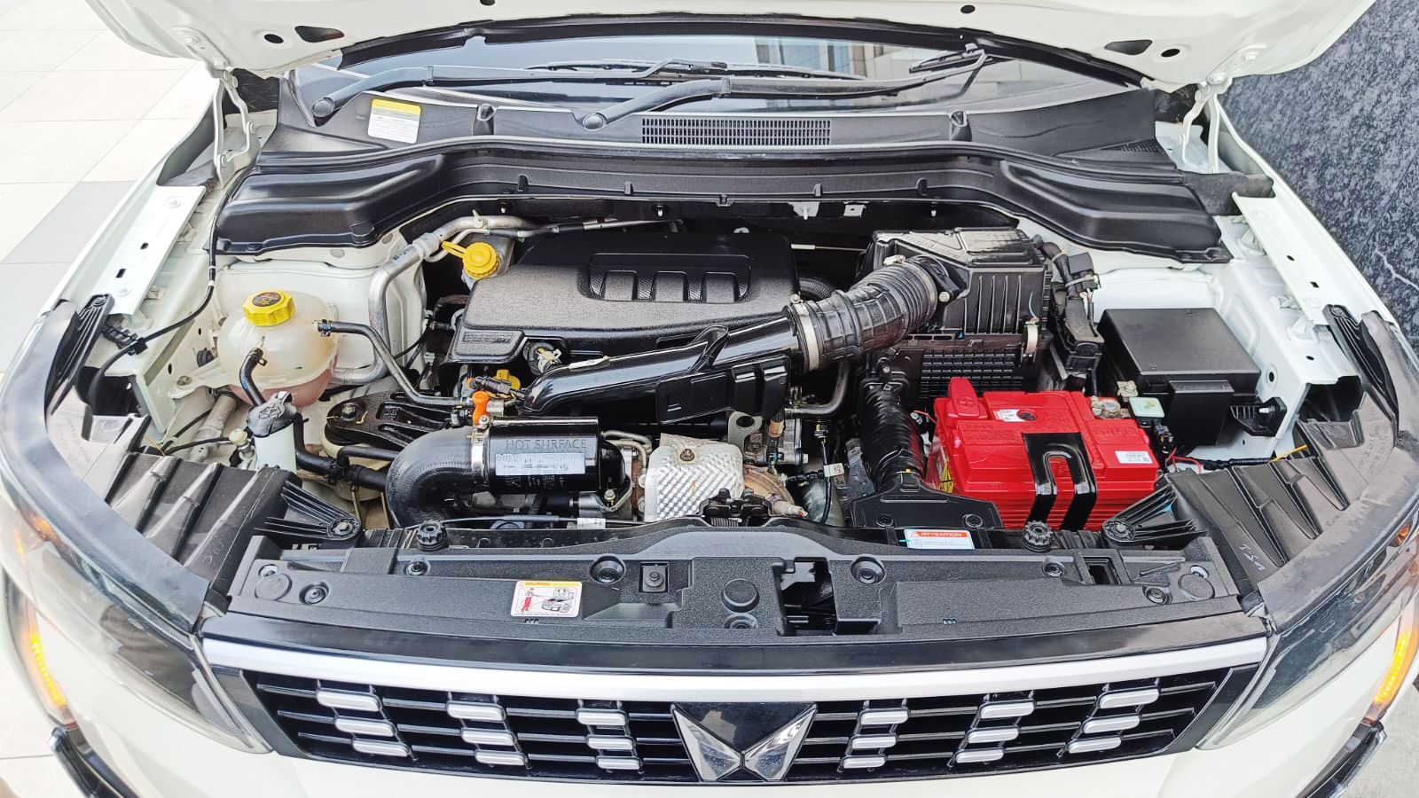 MAHINDRA XUV 300- W6 PM AS - SUNROOF AUTOMATIC - 2023