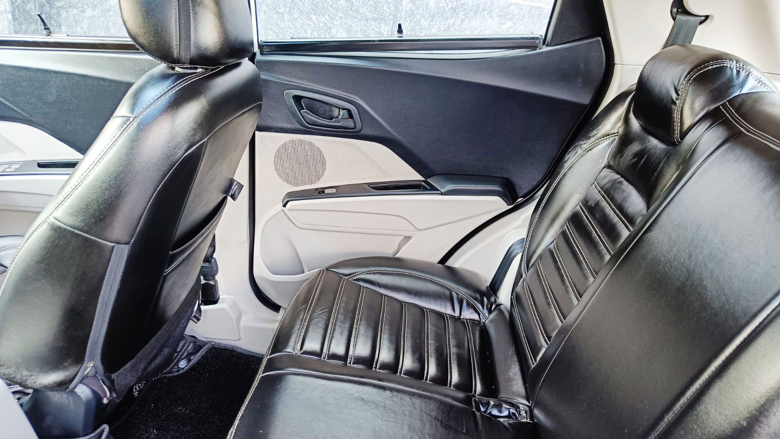 MAHINDRA XUV 300- W6 PM AS - SUNROOF AUTOMATIC - 2023