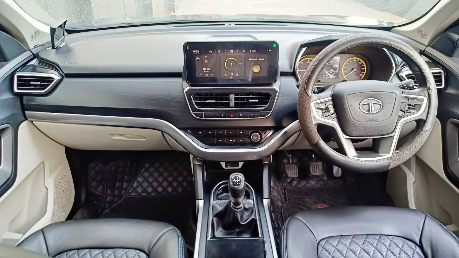 NEW TATA SAFARI - XT PLUS - PANAROMIC SUNROOF - 2023