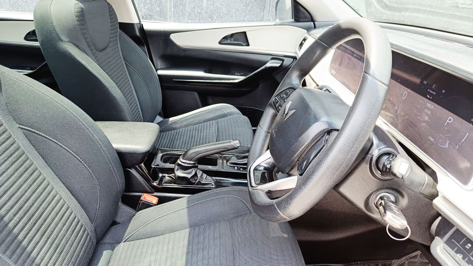 MAHINDRA XUV 700 - AX5 AT - PANAROMIC SUNROOF - AUTOMATIC - 2022