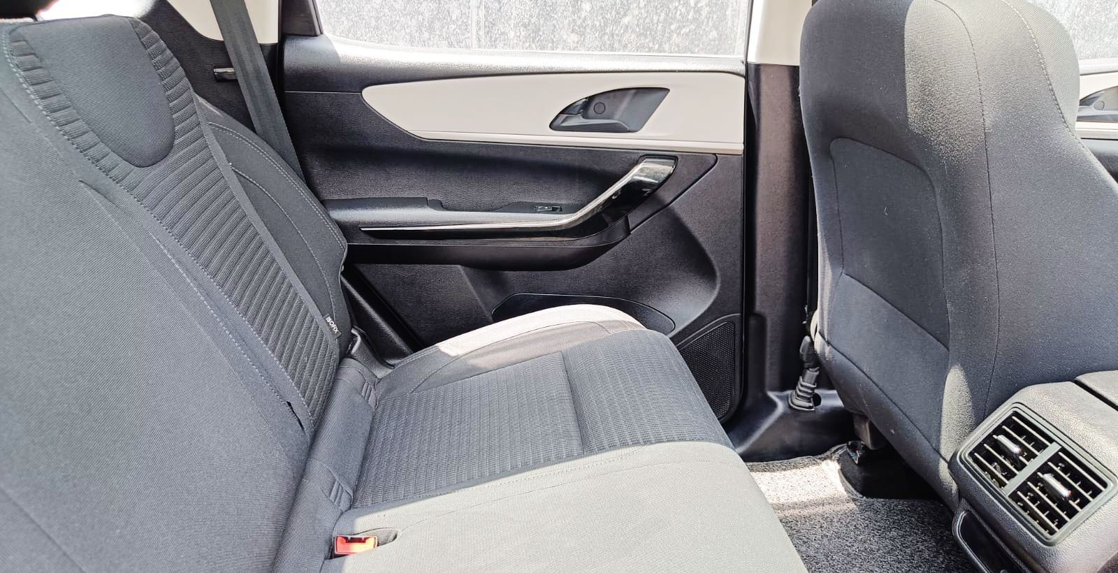 MAHINDRA XUV 700 - AX5 AT - PANAROMIC SUNROOF - AUTOMATIC - 2022