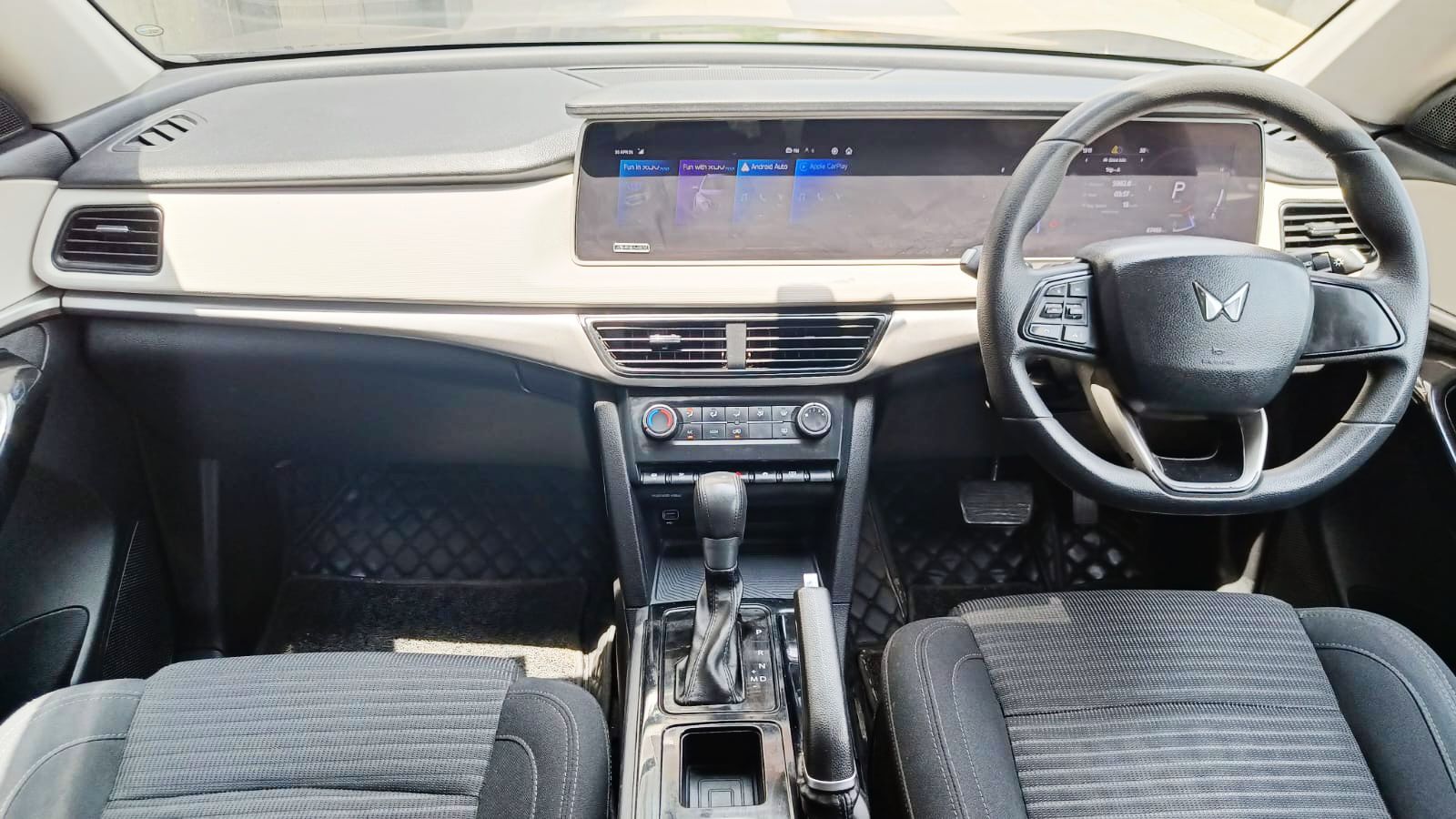 MAHINDRA XUV 700 - AX5 AT - PANAROMIC SUNROOF - AUTOMATIC - 2022