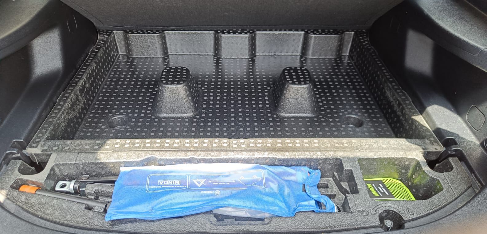 MAHINDRA XUV 700 - AX5 AT - PANAROMIC SUNROOF - AUTOMATIC - 2022
