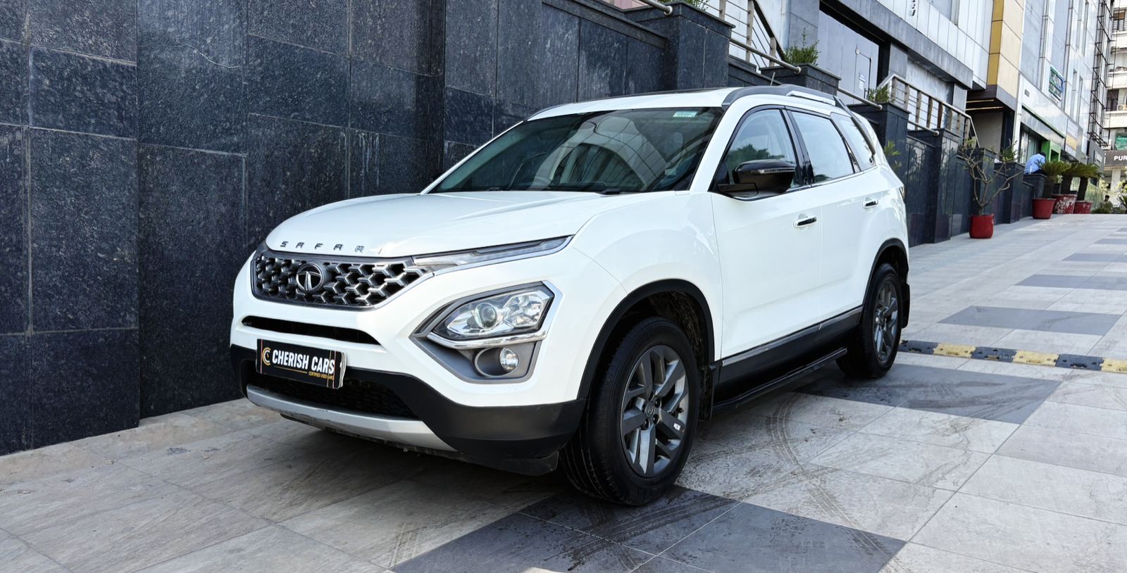 NEW TATA SAFARI - XT PLUS - PANAROMIC SUNROOF - 2021