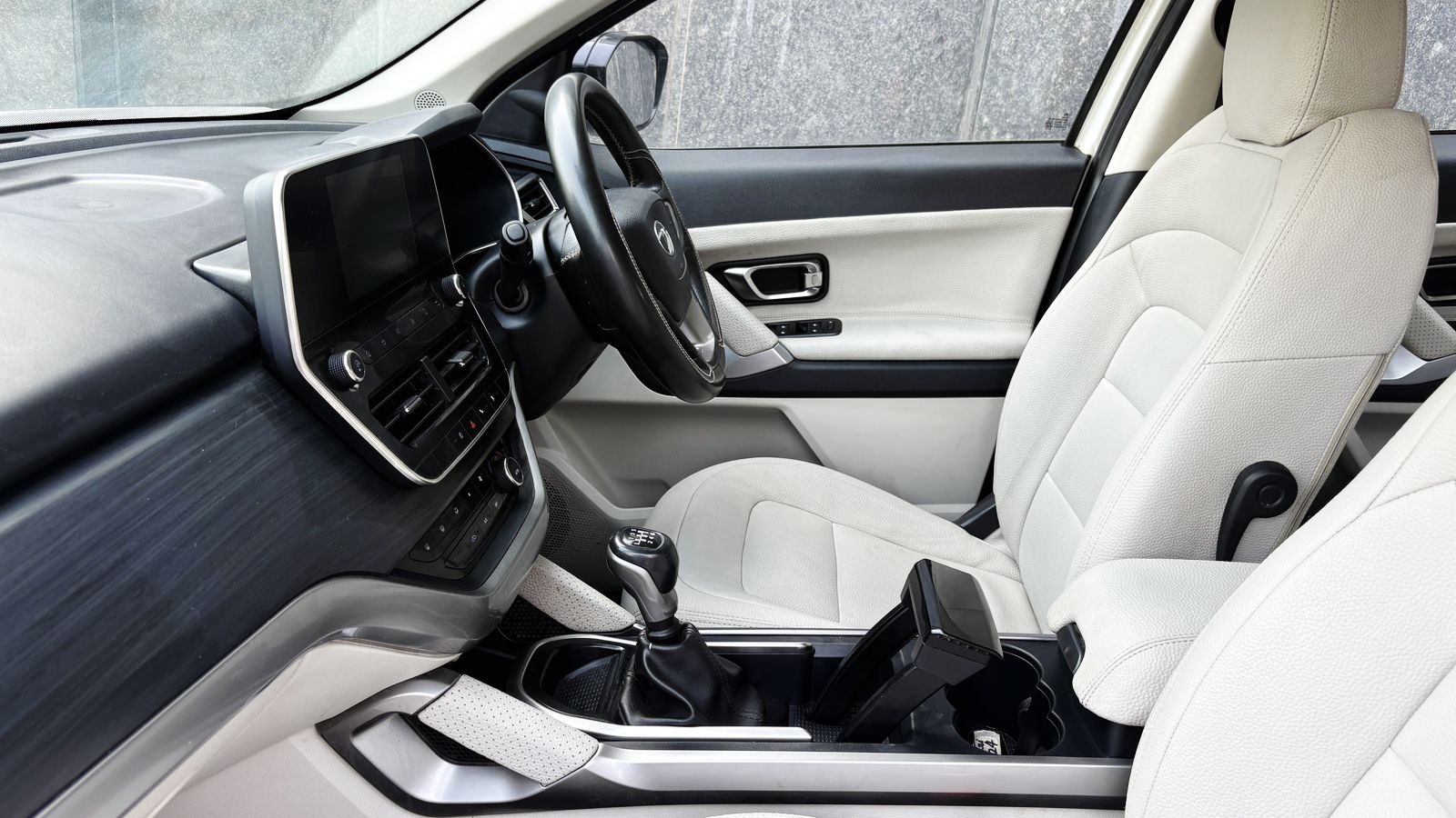 NEW TATA SAFARI - XT PLUS - PANAROMIC SUNROOF - 2021