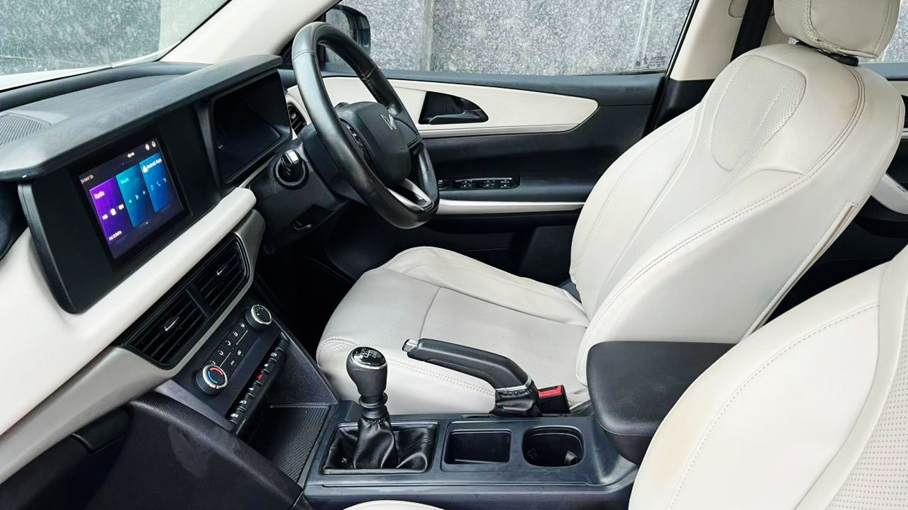 MAHINDRA XUV 700 - MX - 2023