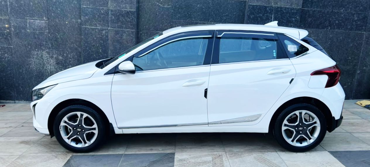 HYUNDAI i20 - SPORTZ OPTIONAL IVT - AUTOMATIC SUNROOF - 2025
