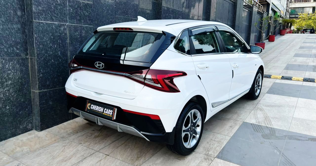 HYUNDAI i20 - SPORTZ OPTIONAL IVT - AUTOMATIC SUNROOF - 2025
