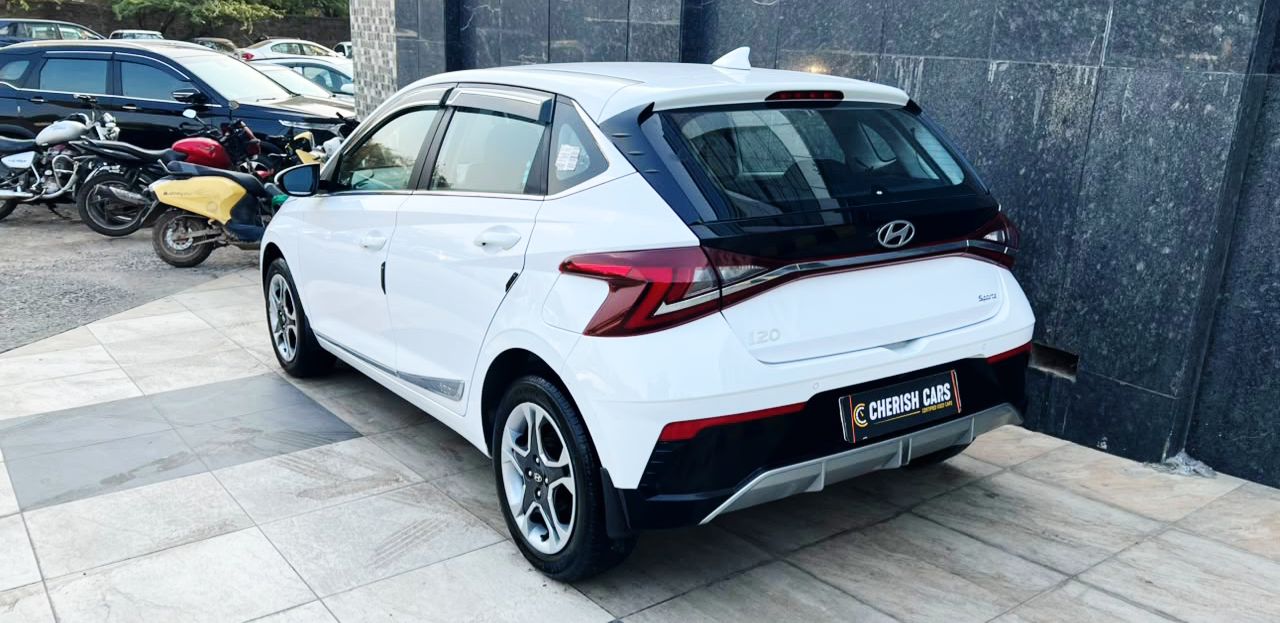 HYUNDAI i20 - SPORTZ OPTIONAL IVT - AUTOMATIC SUNROOF - 2025