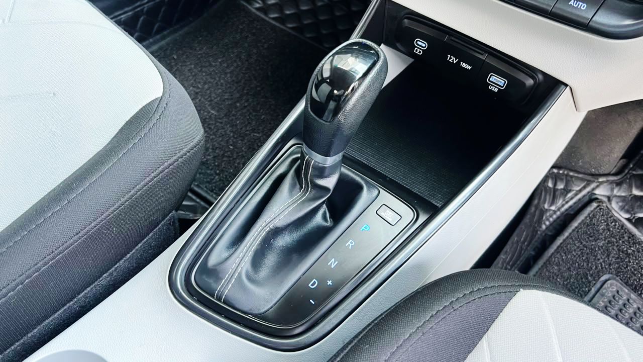 HYUNDAI i20 - SPORTZ OPTIONAL IVT - AUTOMATIC SUNROOF - 2025
