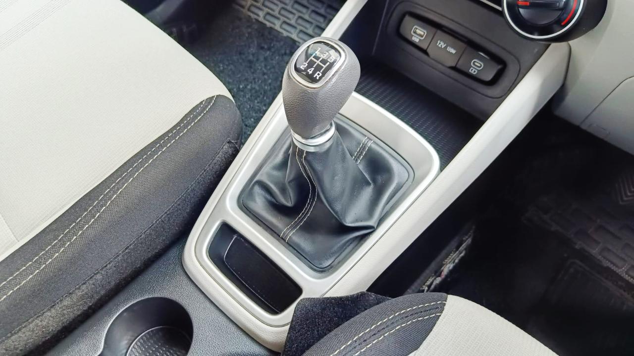 HYUNDAI VENUE - S MT - 2024