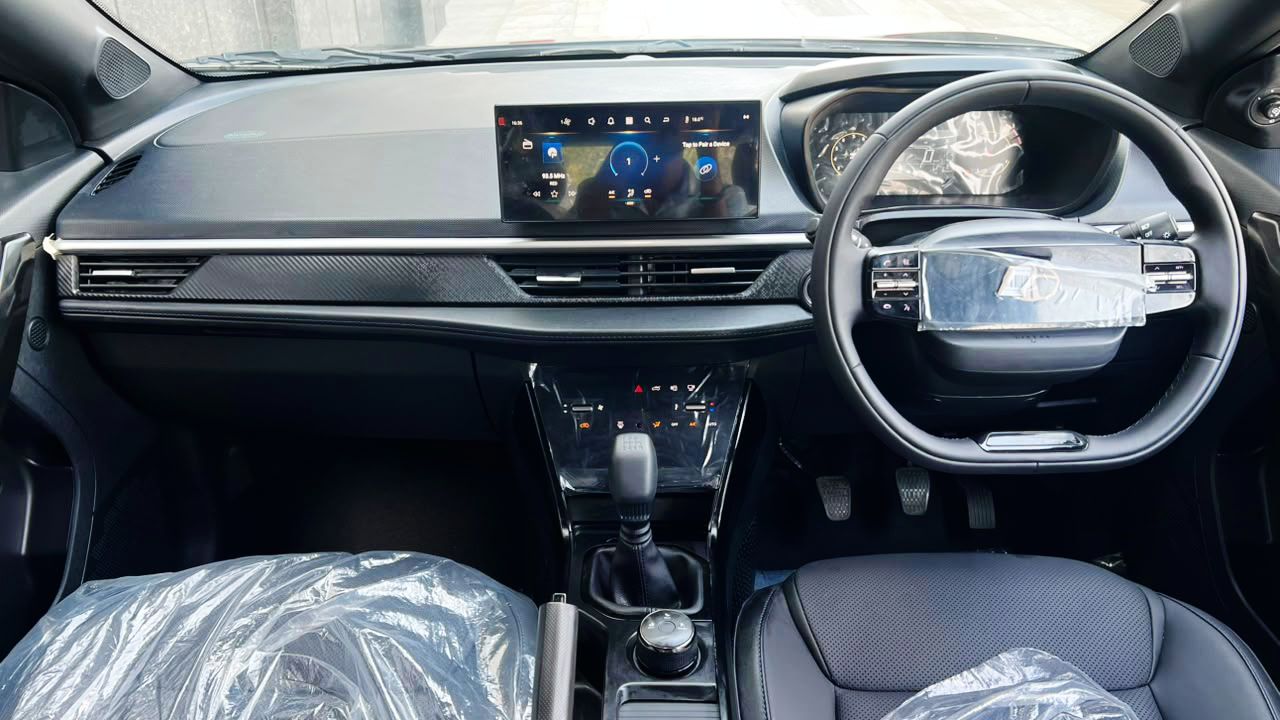 TATA NEXON - CREATIVE PLUS S DARK EDITION - SUNROOF - 2025 - UNREGISTERED