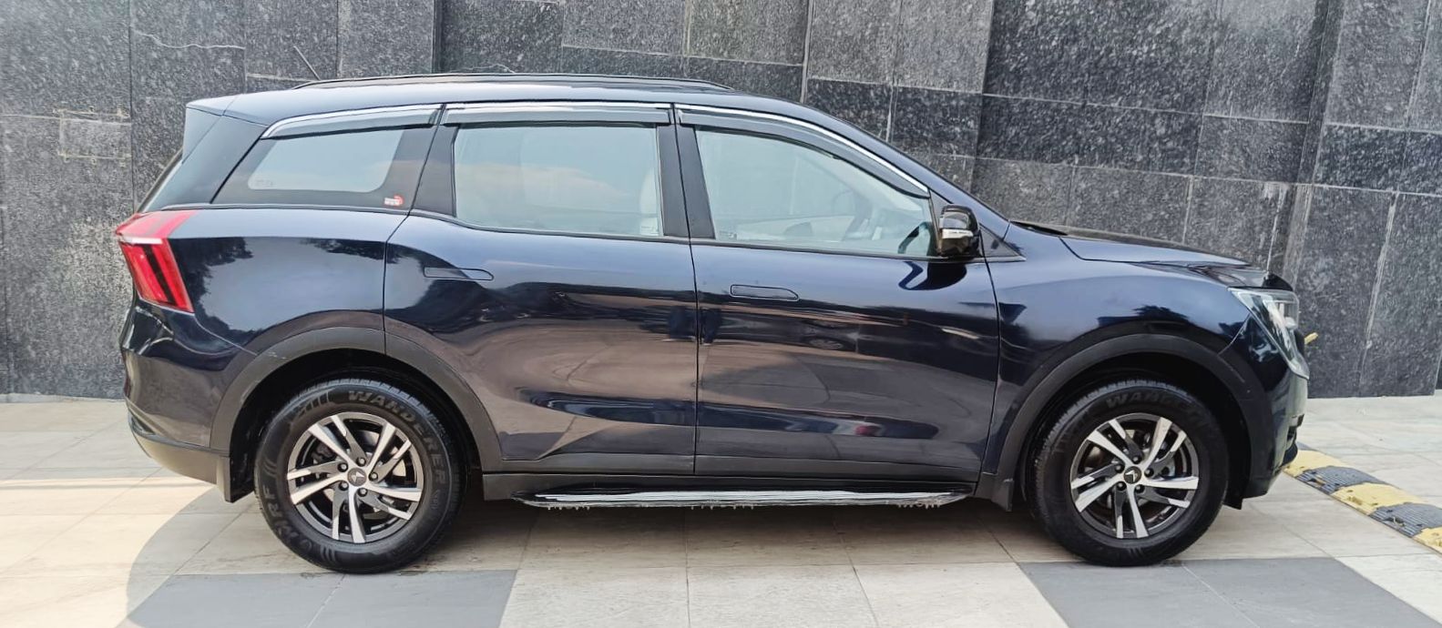 MAHINDRA XUV 700 - MX - 2024