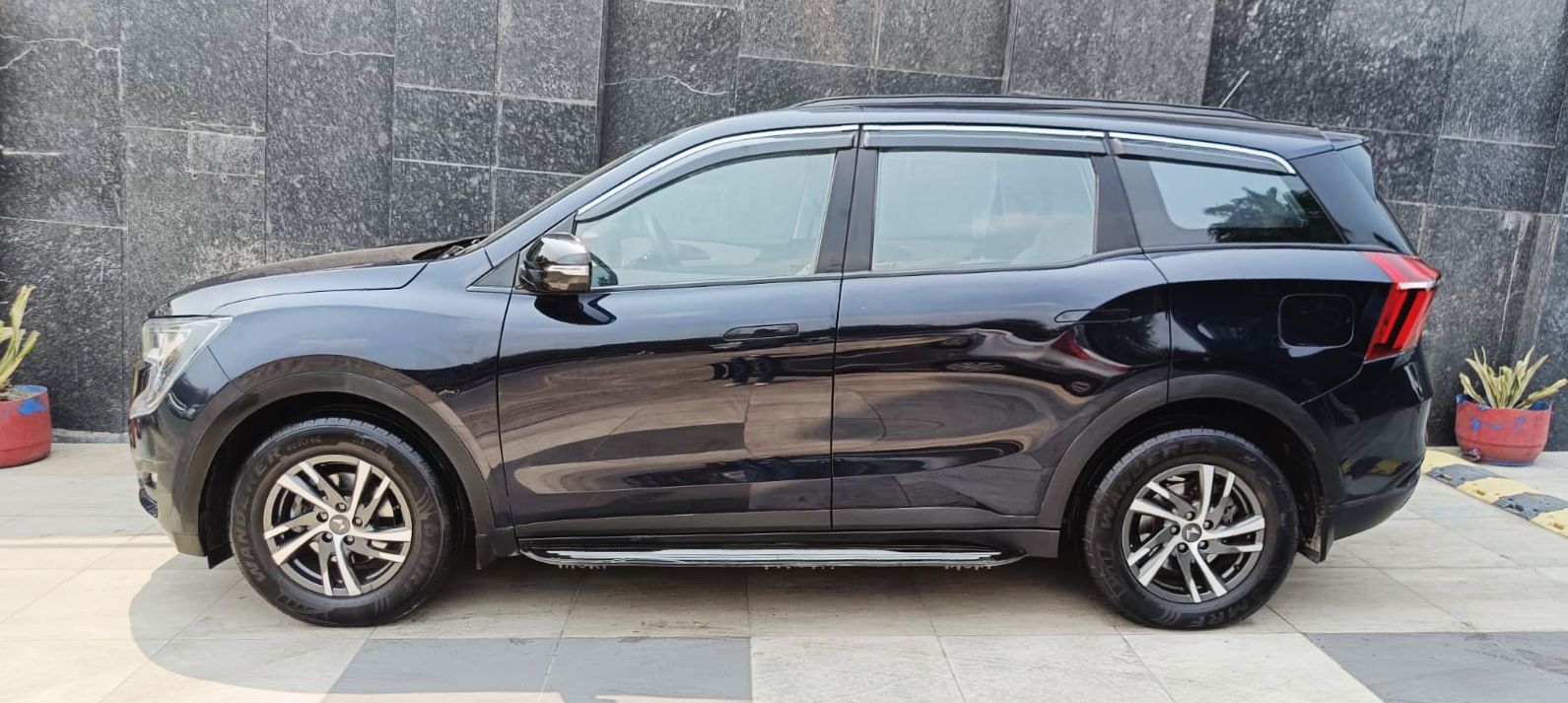MAHINDRA XUV 700 - MX - 2024