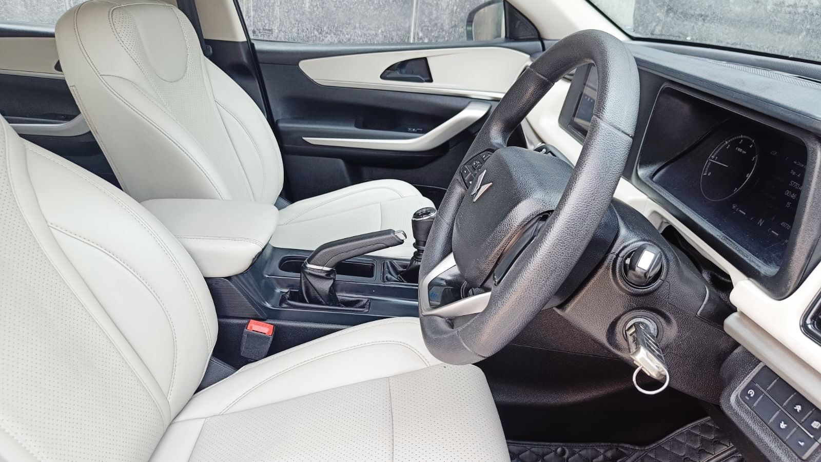 MAHINDRA XUV 700 - MX - 2024