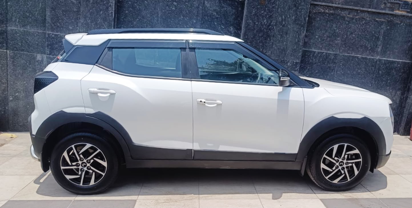 MAHINDRA XUV 3XO - AX 5 - SUNROOF - 2024
