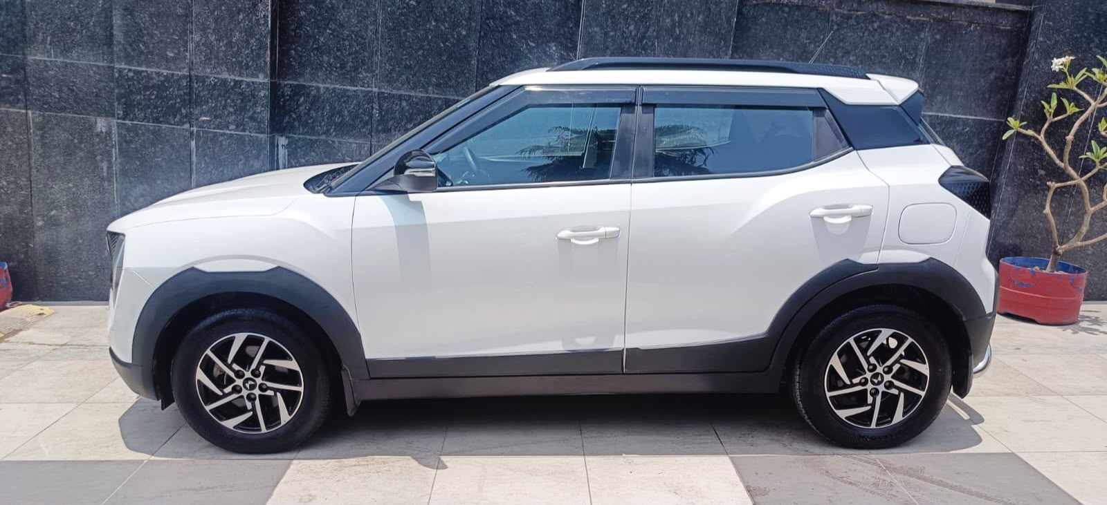 MAHINDRA XUV 3XO - AX 5 - SUNROOF - 2024