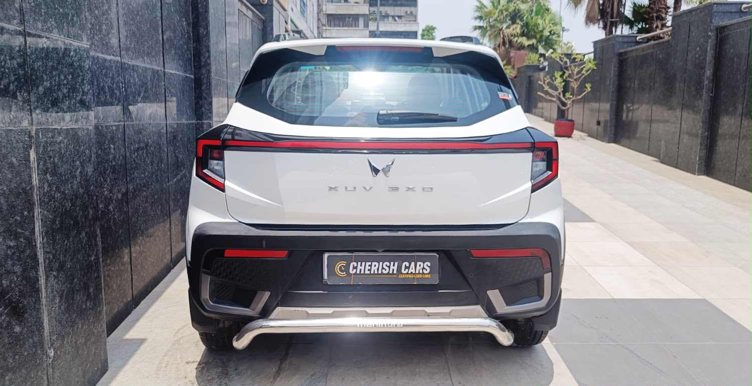 MAHINDRA XUV 3XO - AX 5 - SUNROOF - 2024