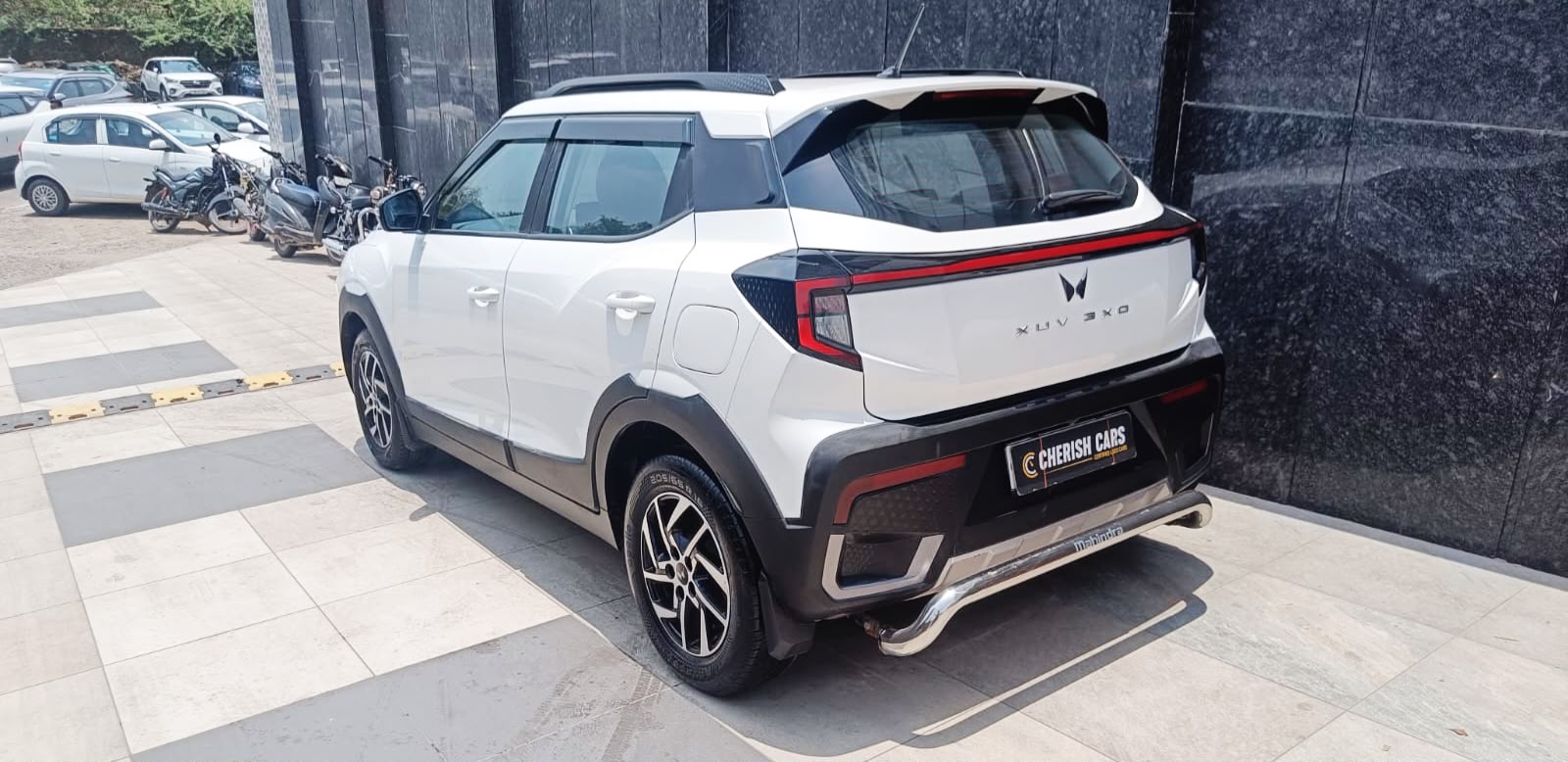 MAHINDRA XUV 3XO - AX 5 - SUNROOF - 2024