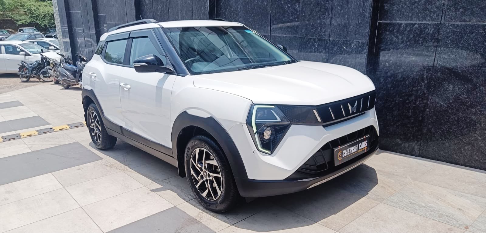 MAHINDRA XUV 3XO - AX 5 - SUNROOF - 2024