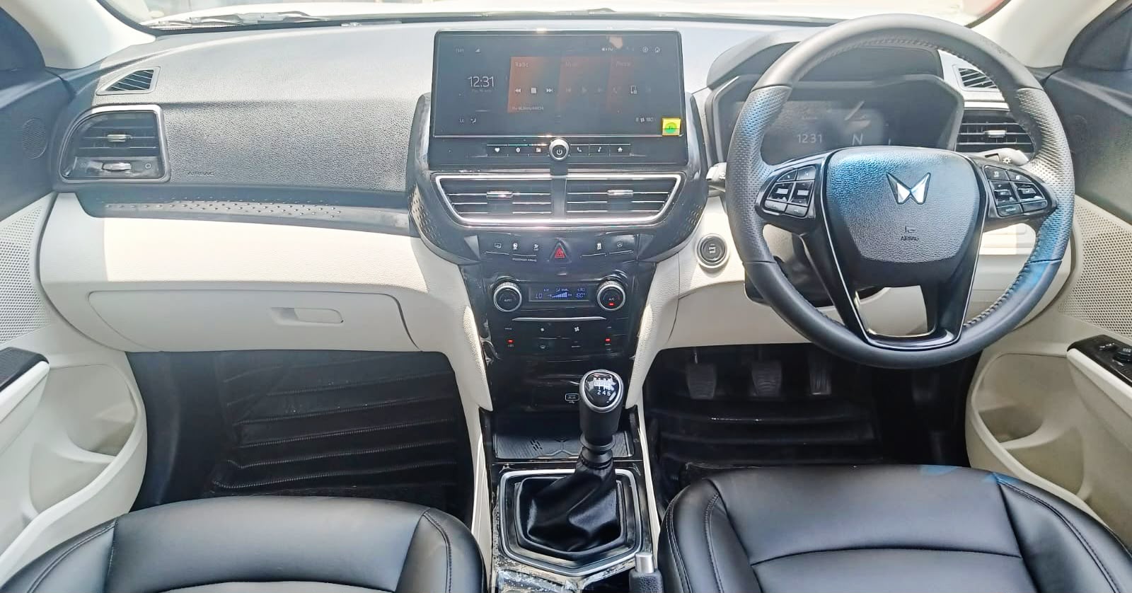 MAHINDRA XUV 3XO - AX 5 - SUNROOF - 2024