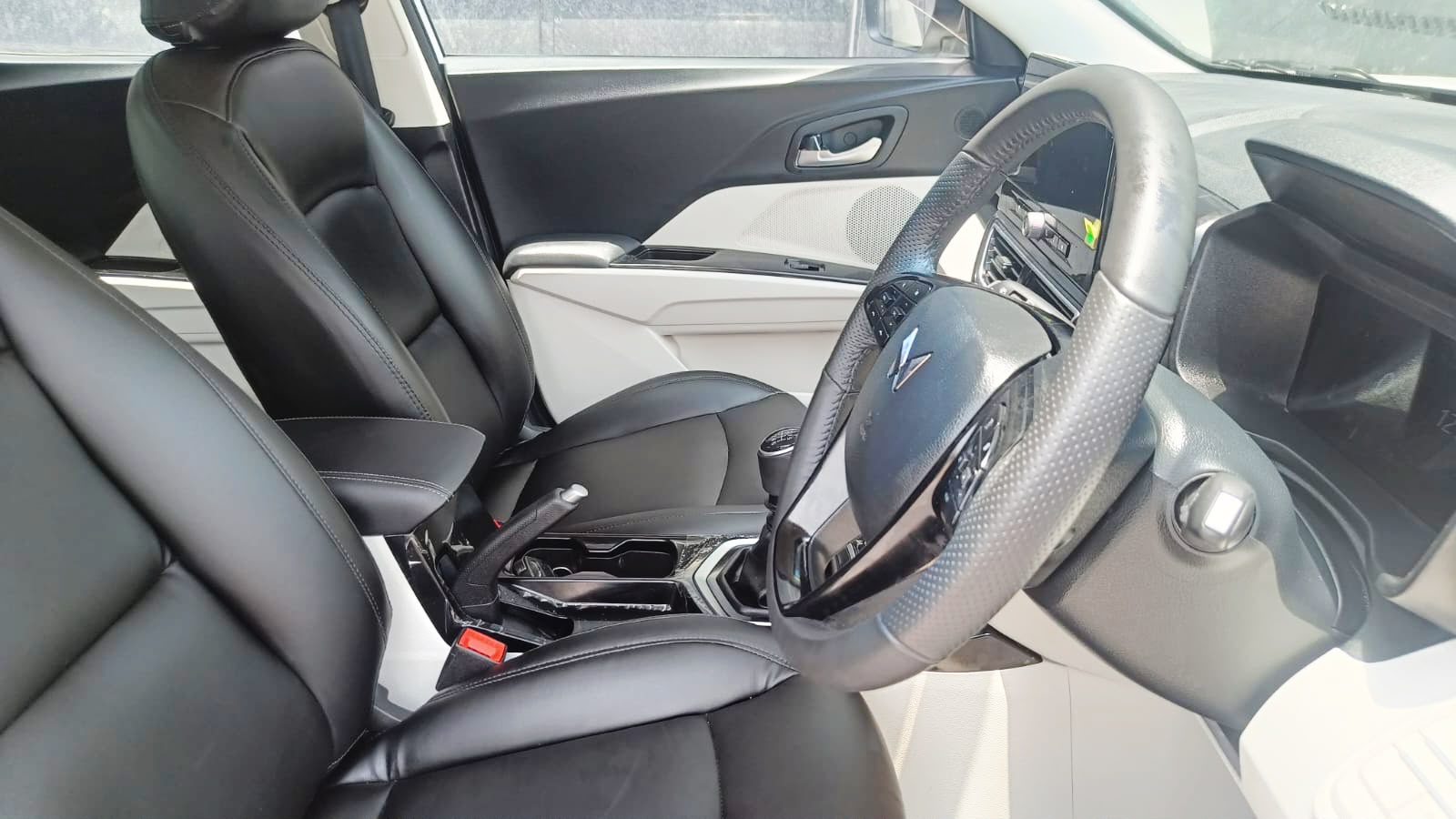 MAHINDRA XUV 3XO - AX 5 - SUNROOF - 2024