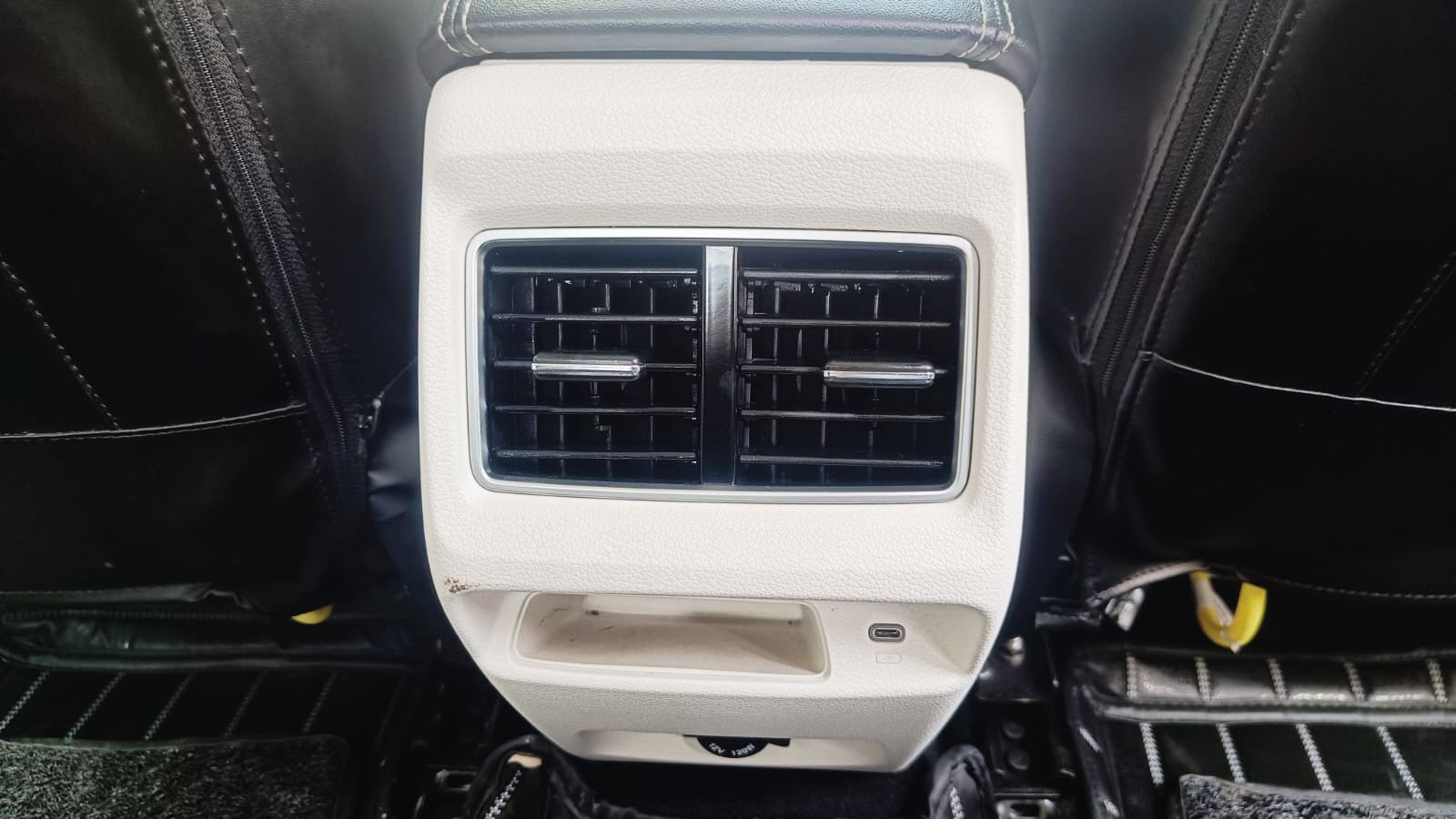 MAHINDRA XUV 3XO - AX 5 - SUNROOF - 2024
