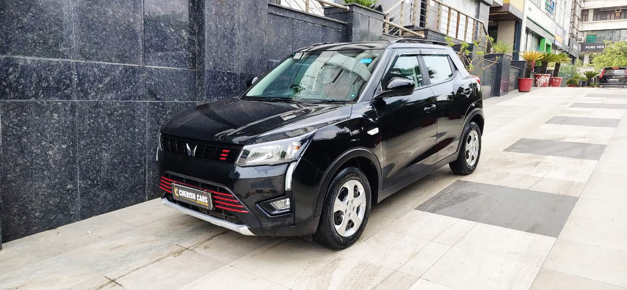 MAHINDRA XUV 300 - W6 - SUNROOF - 2024