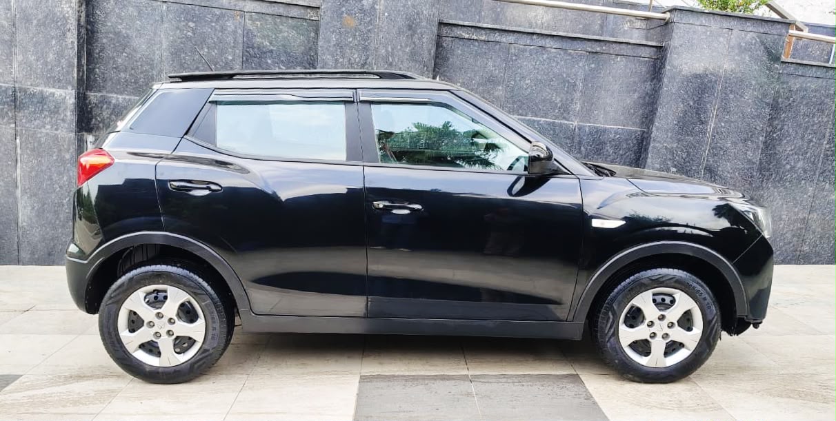 MAHINDRA XUV 300 - W6 - SUNROOF - 2024