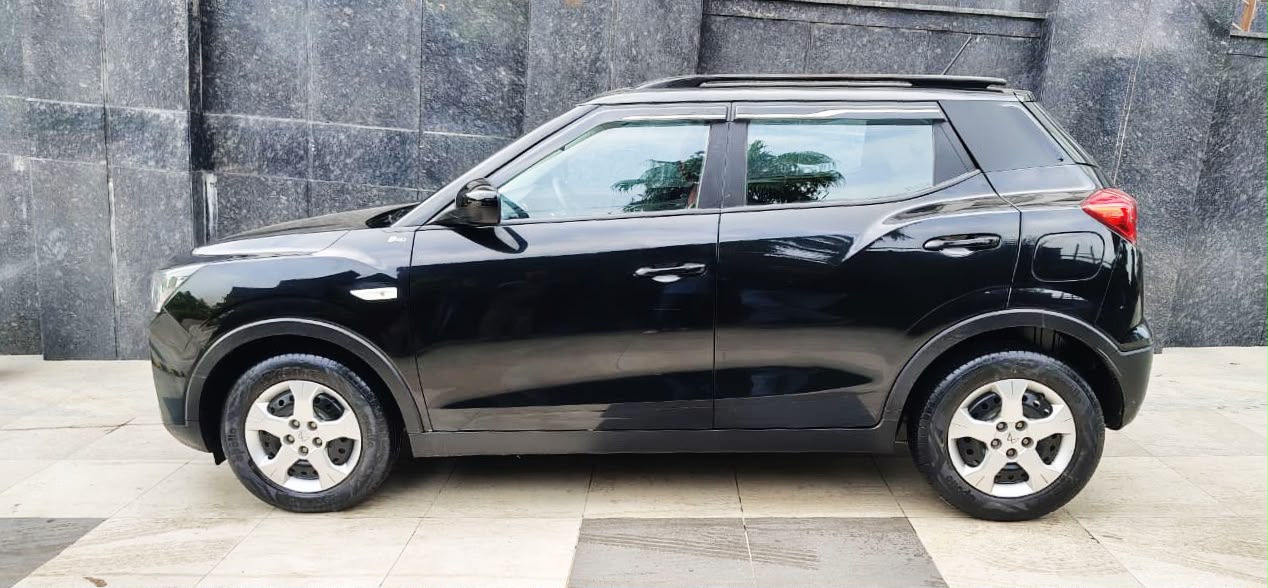MAHINDRA XUV 300 - W6 - SUNROOF - 2024