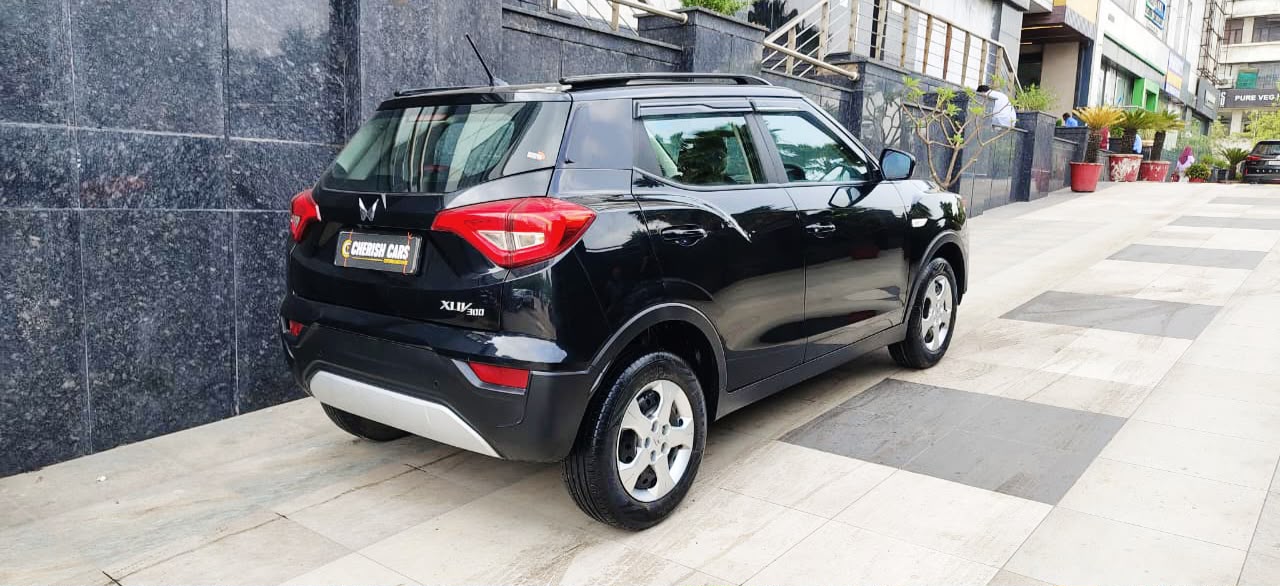 MAHINDRA XUV 300 - W6 - SUNROOF - 2024