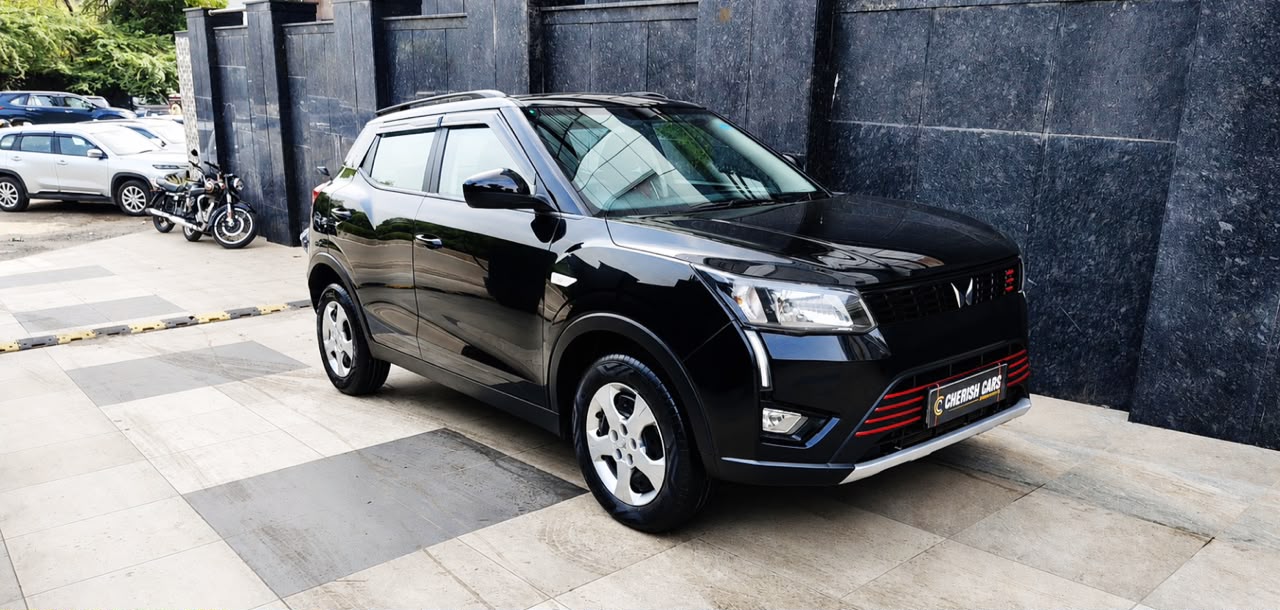 MAHINDRA XUV 300 - W6 - SUNROOF - 2024