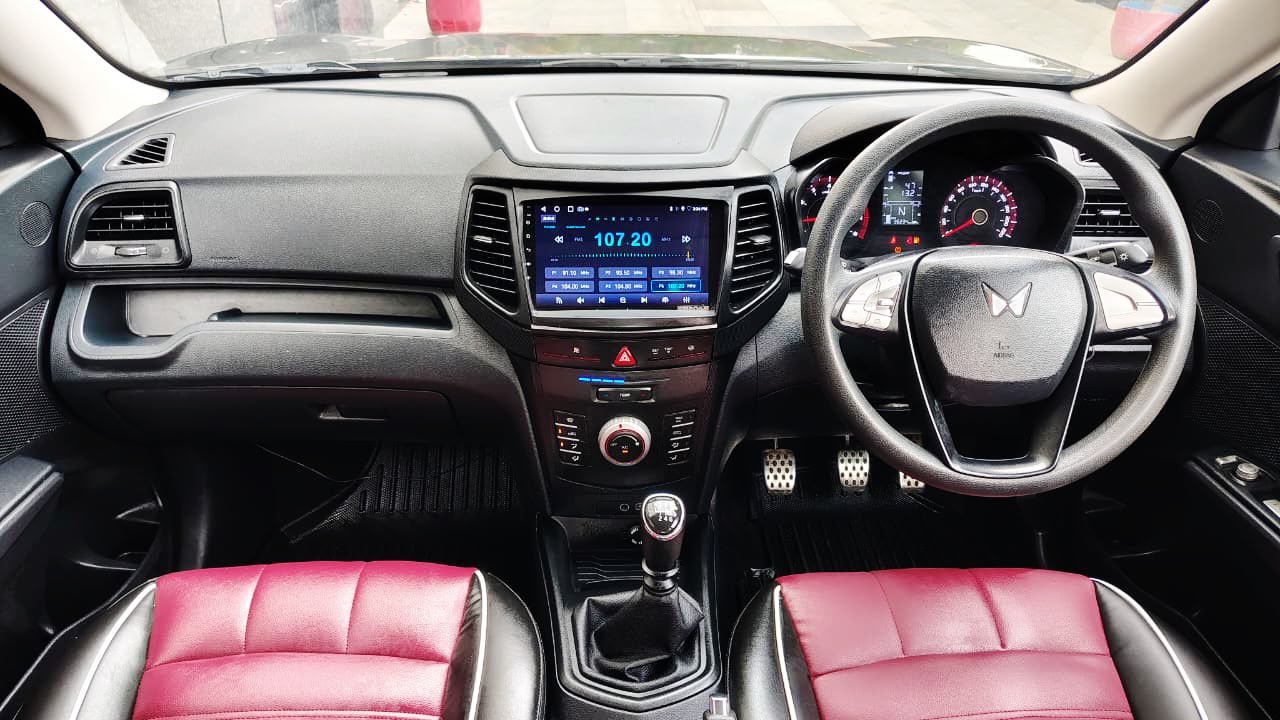 MAHINDRA XUV 300 - W6 - SUNROOF - 2024