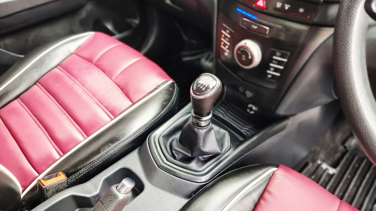MAHINDRA XUV 300 - W6 - SUNROOF - 2024