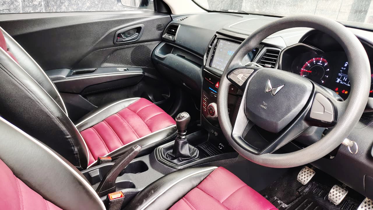 MAHINDRA XUV 300 - W6 - SUNROOF - 2024