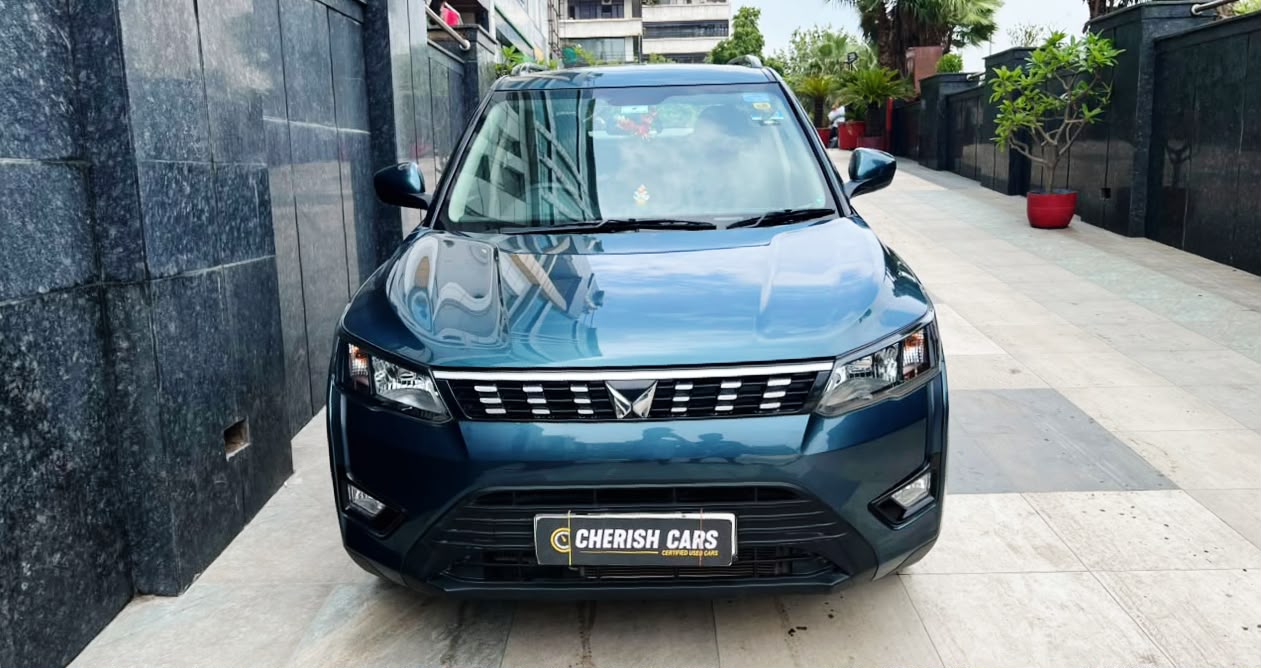 MAHINDRA XUV 300 - W6 AS SUNROOF AUTOMATIC - 2023