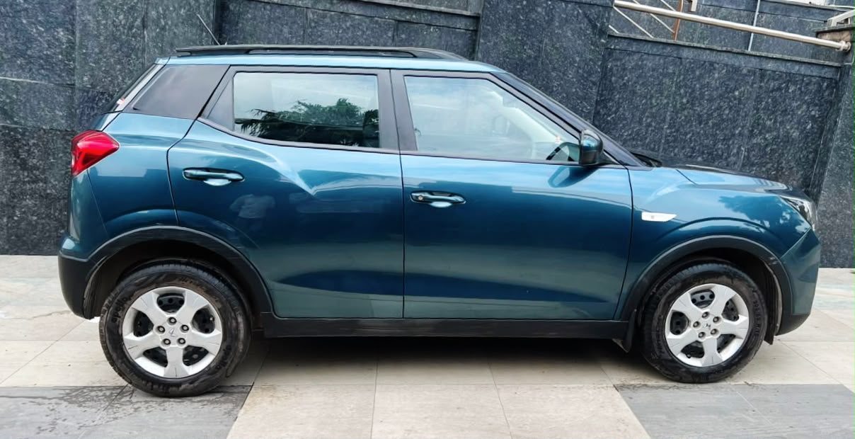 MAHINDRA XUV 300 - W6 AS SUNROOF AUTOMATIC - 2023
